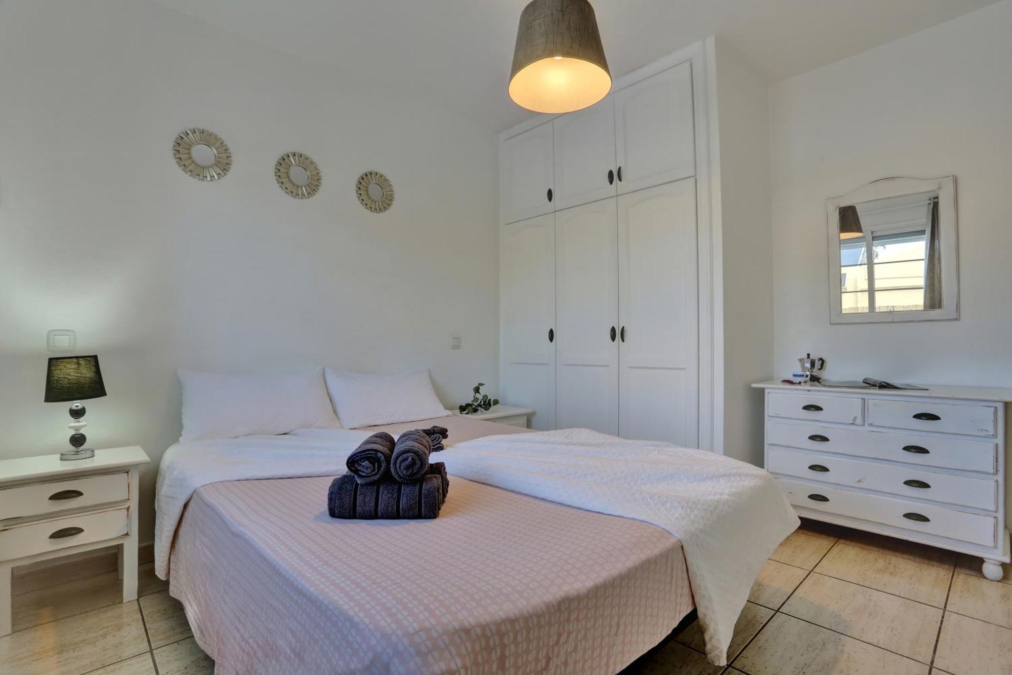 Residencia Lena Apartment คอร์ราเลโฮ ภายนอก รูปภาพ